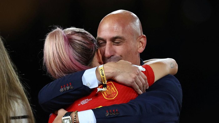 Soccer Football - FIFA Womens World Cup Australia and New Zealand 2023 - Final - Spain v England - Stadium Australia, Sydney, Australia - August 20, 2023 Spains Alexia Putellas celebrates with President of the Royal Spanish Football Federation Luis Rubiales REUTERS/Hannah Mckay