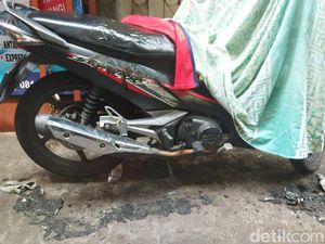 Maling Kotak Amal di Musala Tebet Juga Bakar Motor dan Umbul-umbul Maling Kotak Amal di Musala Tebet Juga Bakar Motor dan Umbul-umbul