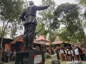 Megawati Resmikan Patung Bung Karno di Omah Petroek Jogja, Ini Maknanya
