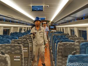 Mengintip Bagian Dalam Kereta Cepat di Depo Tegalluar