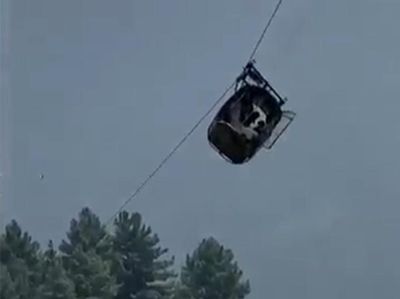 Momen Penyelamatan 8 Orang yang Terjebak 15 Jam di Kereta Gantung
