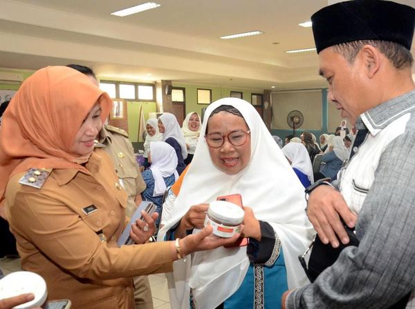 Momen Penyerahan Sertifikat Halal Bagi Pelaku UMKM