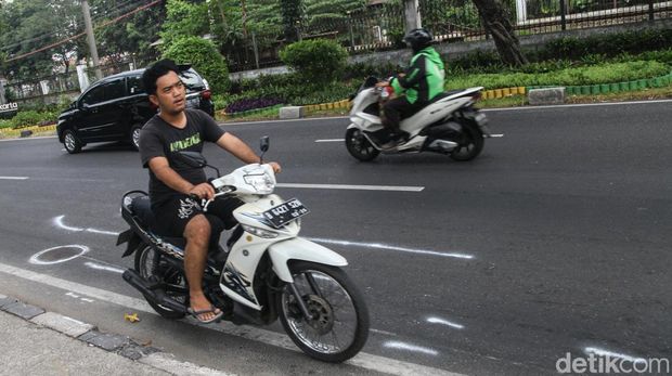 Pesepeda motor melawan arah di Jalan Lenteng Agung, Jakarta, Rabu (23/8/2023) pukul 11.30 WIB. Di lokasi ini sempat terjadi kecelakaan antara truk dengan pemotor yang lawan arah.