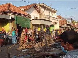 142 Lapak Liar di Pinggir Pasar Srimangunan Sampang Dibongkar Paksa