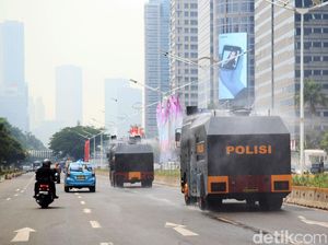 4 Arahan Mendagri Atasi Polusi Udara: WFH hingga Siram Jalan 4 Arahan Mendagri Atasi Polusi Udara: WFH hingga Siram Jalan