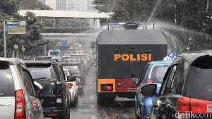 Penyemprotan Air untuk Mengurangi Polusi di Ibu Kota