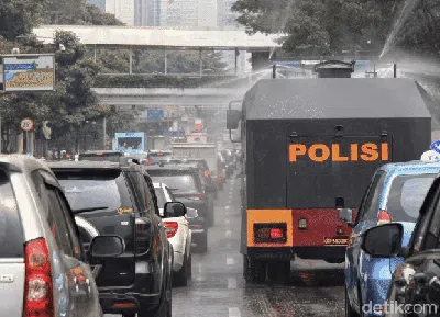 Penyemprotan Air untuk Mengurangi Polusi di Ibu Kota