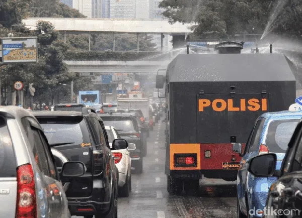 Penyemprotan Air untuk Mengurangi Polusi di Ibu Kota