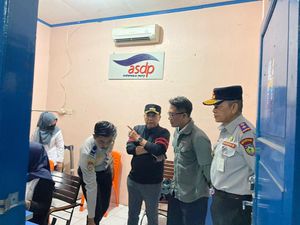 Sidak Pelabuhan Kartini, Pj Bupati Jepara Pastikan Tidak Ada Calo Tiket Sidak Pelabuhan Kartini, Pj Bupati Jepara Pastikan Tidak Ada Calo Tiket
