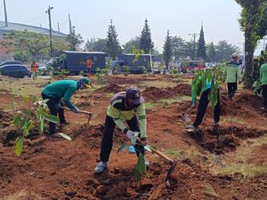 Polisi Tanam 8.000 Pohon di Lahan Tidur di Bogor demi Tekan Polusi