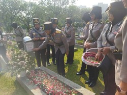 Peringati HUT Ke-75, Polwan Ziarah ke Makam Habibie hingga Ani Yudhoyono