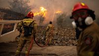 Potret Petugas Berjibaku Padamkan Kebakaran Hutan di Yunani