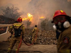 Potret Petugas Berjibaku Padamkan Kebakaran Hutan di Yunani