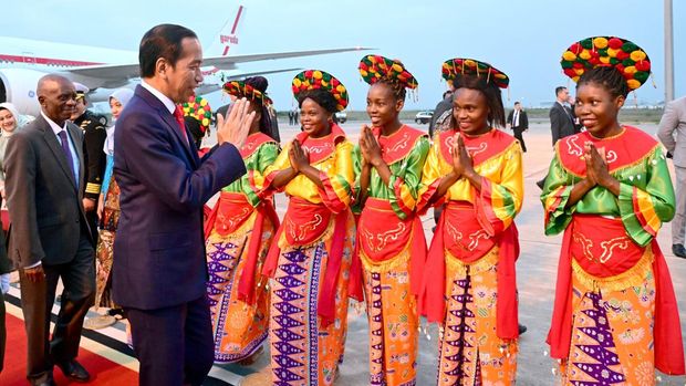 Presiden Joko Widodo (Jokowi) tiba di Kota Maputo, Republik Mozambik usai sebelumnya berada di Tanzania, Selasa (23/8/2023).