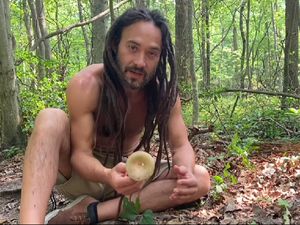 Unik, Pria Ini Makan Daging Bangkai Hewan di Jalanan gegara Ini