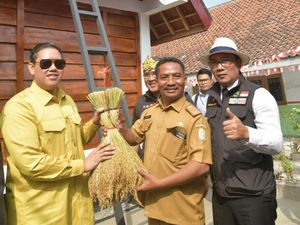 Ridwan Kamil Resmikan Tapal Desa Leuit Juara di Kabupaten Cirebon