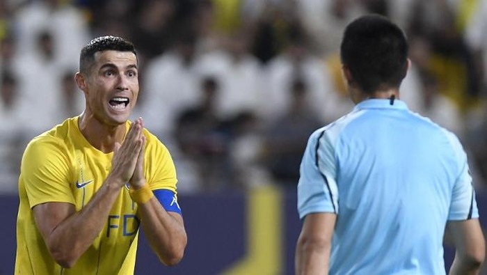 Nassrs Portuguese forward #07 Cristiano Ronaldo argues with the referee during the AFC Champions League playoff football match between Saudis Al-Nassr and UAEs Shabab Al-Ahli at the King Saud University Stadium in Riyadh on August 22, 2023. (Photo by Yazid al-Duwihi / AFP)
