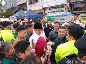 Warga Antusias Sambut Menparekraf Sandiaga Uno di Pasar Cidu Makassar