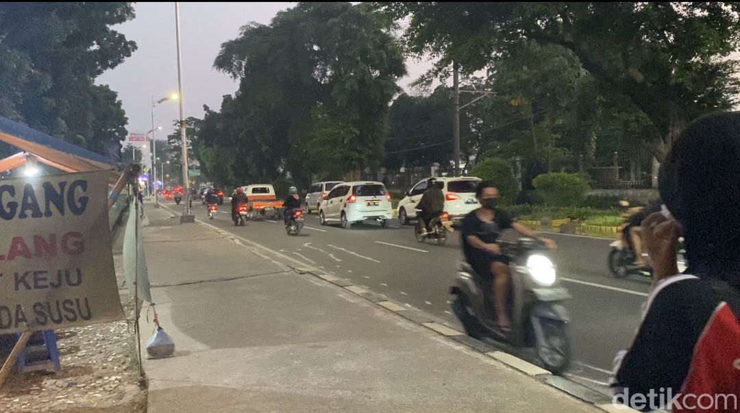 Sejumlah pemotor masih nekat lawan arah di Lenteng Agung di jam pulang kerja, Rabu (23/8/2023) malam ini.