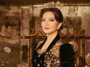 Adu Gaya 2 Menantu Cantik Presiden Jokowi Berkebaya, Selvi Vs. Erina