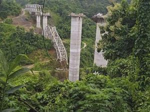 Jembatan Rel Kereta Ambruk Saat Dibangun di India, 26 Pekerja Tewas Jembatan Rel Kereta Ambruk Saat Dibangun di India, 26 Pekerja Tewas