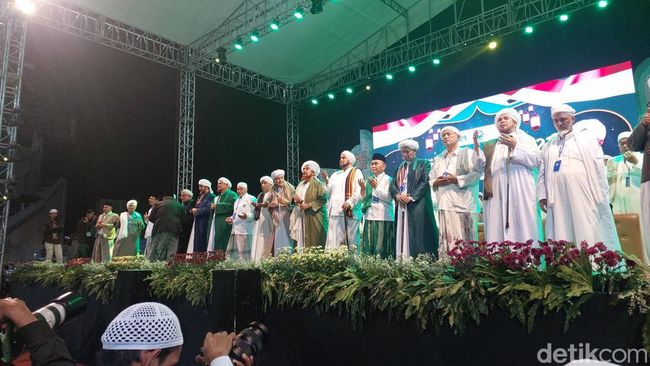 Tablig Akbar Habib Umar di Gresik Tablig Akbar Habib Umar di Gresik