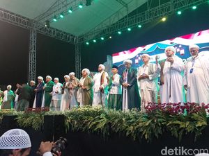 Habib dari Dalam dan Luar Negeri Hadiri Tabligh Akbar Habib Umar di Gresik Habib dari Dalam dan Luar Negeri Hadiri Tabligh Akbar Habib Umar di Gresik
