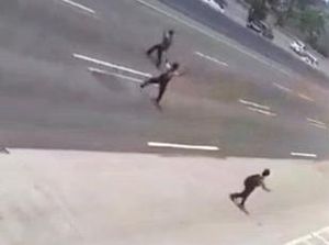 Aksi Konyol Menantang Maut Bocah Karawang di Tol Japek Aksi Konyol Menantang Maut Bocah Karawang di Tol Japek