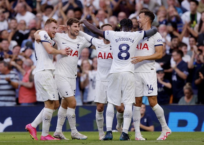 Tottenham Hotspur Soccer Football - Premier League - Tottenham Hotspur v Manchester United - Tottenham Hotspur Stadium, London, Britain - August 19, 2023 Tottenham Hotspur's Ben Davies celebrates scoring their second goal with teammates Action Images via Reuters/Andrew Couldridge EDITORIAL USE ONLY. No use with unauthorized audio, video, data, fixture lists, club/league logos or 'live' services. Online in-match use limited to 75 images, no video emulation. No use in betting, games or single club /league/player publications. Please contact your account representative for further details.