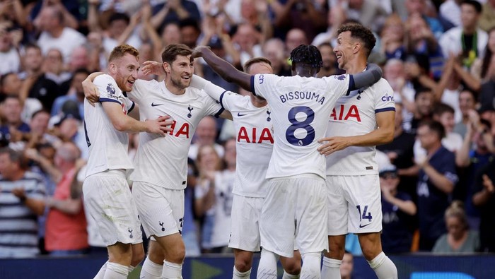 Tottenham Hotspur Soccer Football - Premier League - Tottenham Hotspur v Manchester United - Tottenham Hotspur Stadium, London, Britain - August 19, 2023 Tottenham Hotspur's Ben Davies celebrates scoring their second goal with teammates Action Images via Reuters/Andrew Couldridge EDITORIAL USE ONLY. No use with unauthorized audio, video, data, fixture lists, club/league logos or 'live' services. Online in-match use limited to 75 images, no video emulation. No use in betting, games or single club /league/player publications. Please contact your account representative for further details.