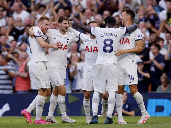 Soccer Football - Premier League - Tottenham Hotspur v Manchester United - Tottenham Hotspur Stadium, London, Britain - August 19, 2023 Tottenham Hotspur's Ben Davies celebrates scoring their second goal with teammates Action Images via Reuters/Andrew Couldridge EDITORIAL USE ONLY. No use with unauthorized audio, video, data, fixture lists, club/league logos or 'live' services. Online in-match use limited to 75 images, no video emulation. No use in betting, games or single club /league/player publications.  Please contact your account representative for further details.