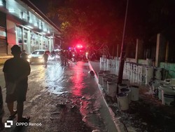 Tali Pengaman Putus, Puluhan Kaleng Cat Tumpah dari Truk di Jaktim