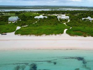 Green Turtle, Vila Mewah Pinggir Pantai yang Bikin Mata Berbinar