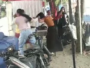 Wanita Diduga Pelakor di Sidrap Dikeroyok-Dijambak, Pelaku Diamankan