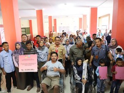 Wabup Garut Serahkan Bantuan untuk Disabilitas hingga Korban Bencana