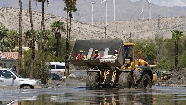 Warga California Terdampak Badai Hilary Dievakuasi dengan Buldoser