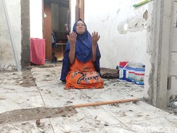 Rumah Rusak Disiram Tinja Masriah Direnovasi Bupati, Wiwik Sujud Syukur