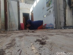 Wiwik Sujud Syukur Usai Rumah yang Disiram Tinja Masriah Direnovasi Bupati