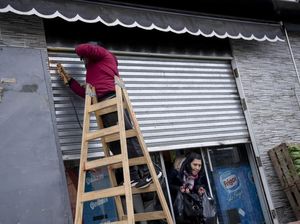 Antisipasi Penjarahan, Toko-toko di Argentina Dipasang Pintu Logam