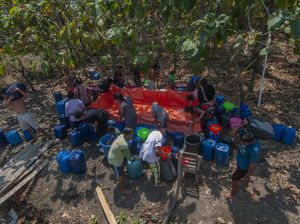 Antusias Warga Boyolali Dapat Air Bersih saat Kemarau Antusias Warga Boyolali Dapat Air Bersih saat Kemarau