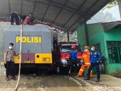 Water Canon Juga Dikerahkan Padamkan Kobaran Api di TPA Sarimukti