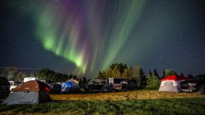 Aurora Borealis Sambut Pengungsi Kebakaran Hutan di Kanada