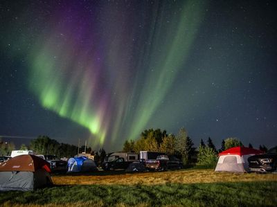 Aurora Borealis Sambut Pengungsi Kebakaran Hutan di Kanada
