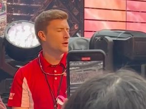 Sekuriti Ganteng Viral Nyanyi di Konser Taylor Swift, Nasibnya Malah Begini