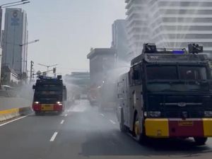 Bukti Nyata Semprot Air ke Jalan Bukan Solusi Tangkal Efek Polusi Udara Bukti Nyata Semprot Air ke Jalan Bukan Solusi Tangkal Efek Polusi Udara