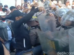 Demo Pedagang Pasar Srimangunan di Kantor Bupati Sampang Ricuh