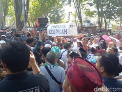 Tolak Direlokasi, Pedagang Pasar Srimangun Sampang Demo Kantor Bupati