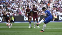 Enzo gagal ceploskan penalti ke gawang West Ham pada Minggu (20/8) kemarin. Tembakannya ditepis Areola, gagal cetak gol perdana, The Blues kalah 1-3 (Reuters)