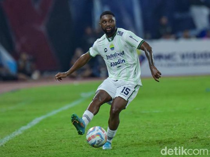 Gelandang Persib Levy Madinda