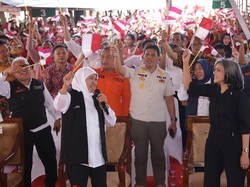 Khofifah Serahkan BLT Dana Bagi Hasil Cukai Hasil Tembakau ke Pekerja IHT